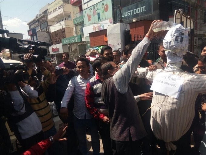 गोवा में सरकार बनाने के विरोध में कांग्रेस ने फूंके पुतले