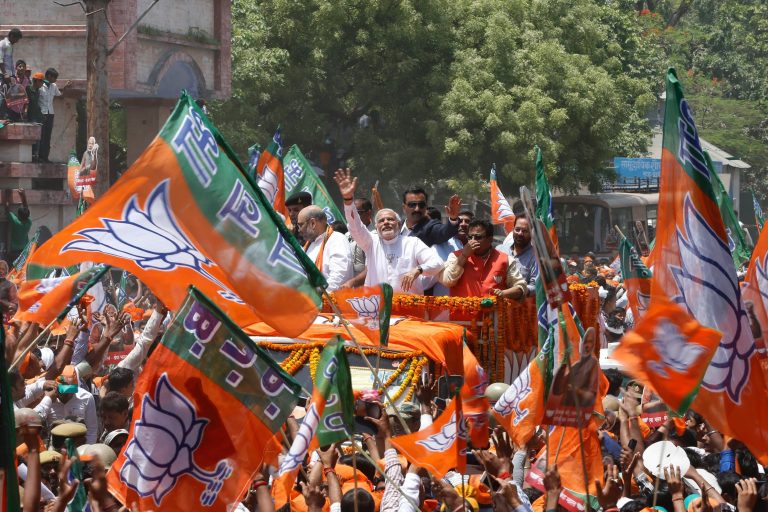 मोदी के रोड शो की कांग्रेस ने की शिकायत, EC ने डीएम से मांगी रिपोर्ट